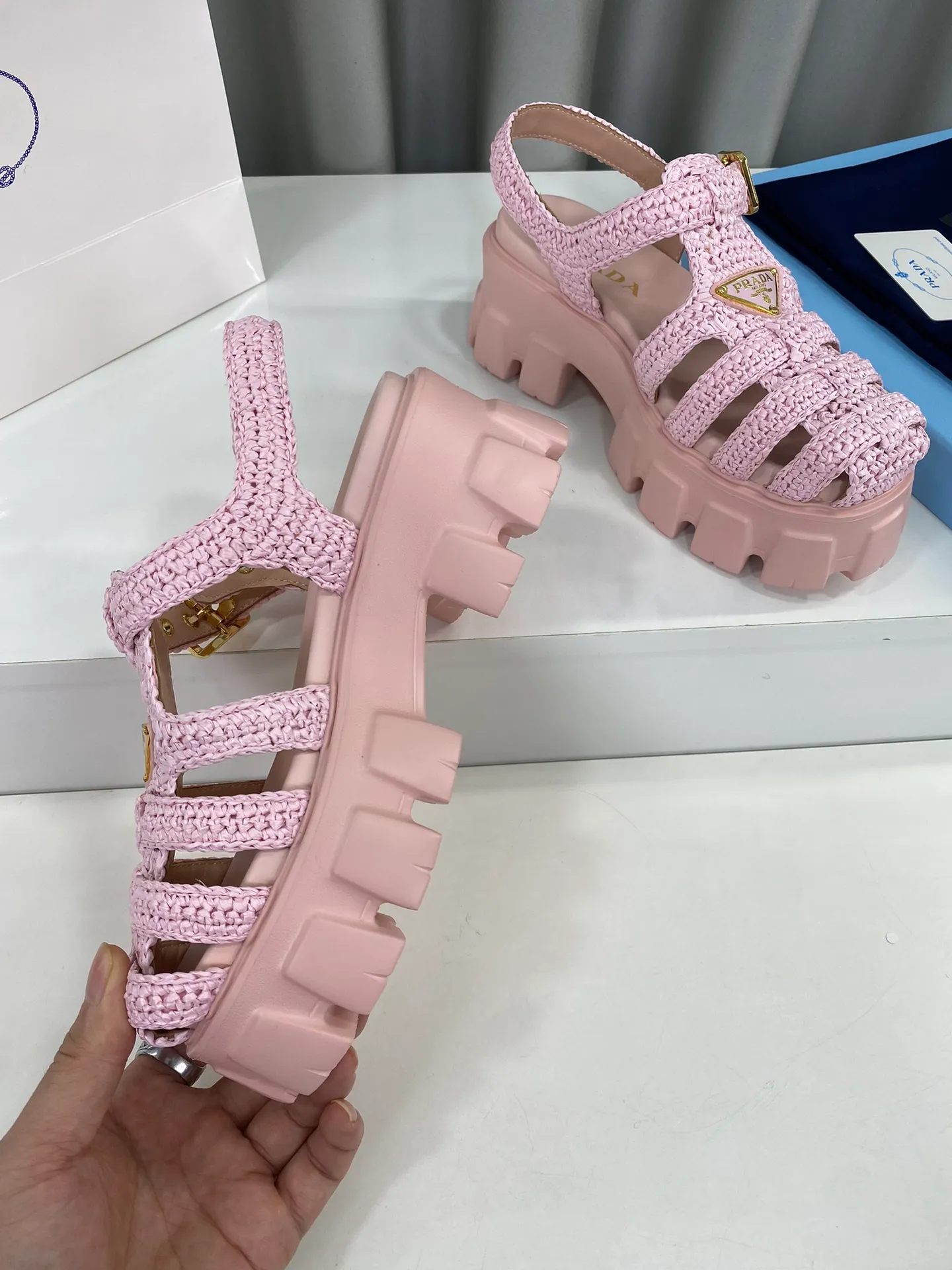 👟👟Ex-factory price 600👟👟 Prada’s latest bamboo cage weaving thick-soled triangle buckle sandals☑️ Latest environmentally friendly PP material, fully handmade crochet, just like knitting sweaters, slow work and meticulous work, retro fashionable thick-soled shoes, with woven uppers, making the whole pair of shoes light and comfortable, bright colors, satisfying a variety of choices for fashionable people with different styles! The iconic metal triangle logo is paired with the shape of ancient beach sandals. Every design element is fashionable! Size: Women's 35-39 (34, 40, custom-made, non-returnable) Full set of counter original packaging